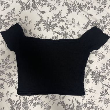Top corto nero con scollo Bardot