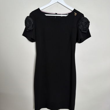Robe courte noire à manches courtes florales