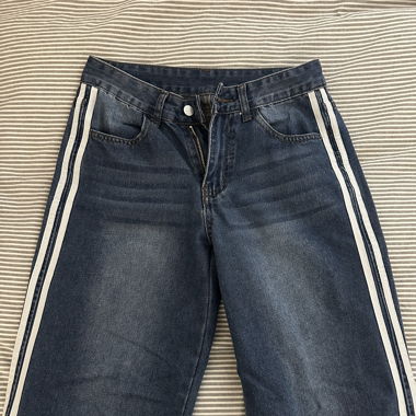 Jeans streetwear darkwashed con strisce bianche