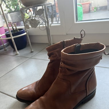 Lovely leather brown ankle boots