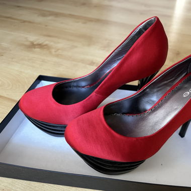 Bebe Satin Schuhe mit Absatz