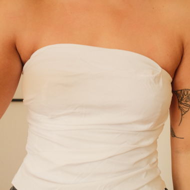 Weisses Tube-Top mit Crinkle-Effekt