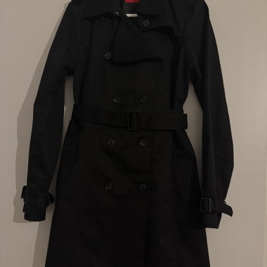 Schwarzer Trenchcoat von Guess