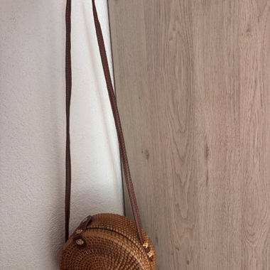 Runde Umhängetasche aus Rattan