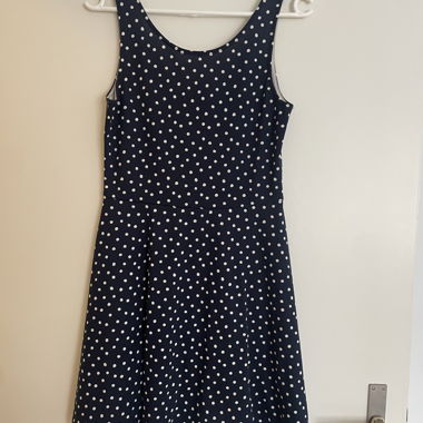 Gepunktetes Kleid