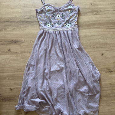 Robe rose avec broderie