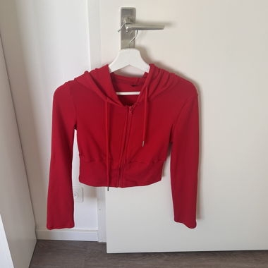 Felpa rossa con cappuccio e zip
