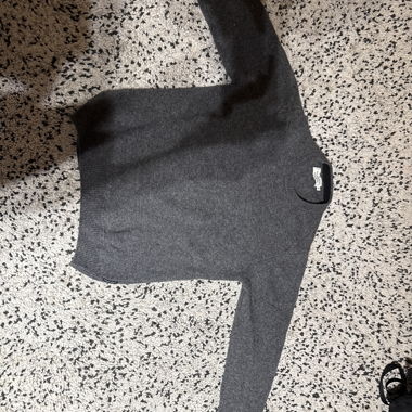 Grauer Strickpullover mit Rundhalsausschnitt
