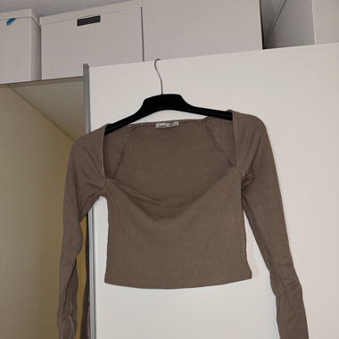 Haut beige décolleté carré 
