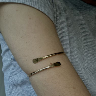 Goldenes Manschettenarmband