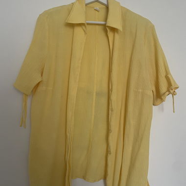 Yellow short-sleeve shirt