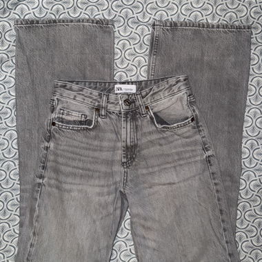 Graue Zara-Jeans