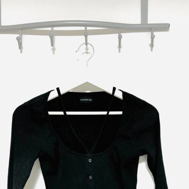 Schwarzer Pullover mit schönem Ausschnitt 