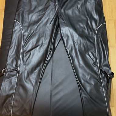 Pantalon en imitation cuir noir