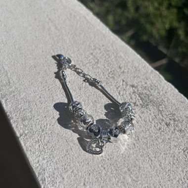 Bracciale con charm argentati