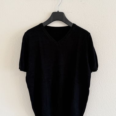 Schwarzer V-Ausschnitt-Pullover