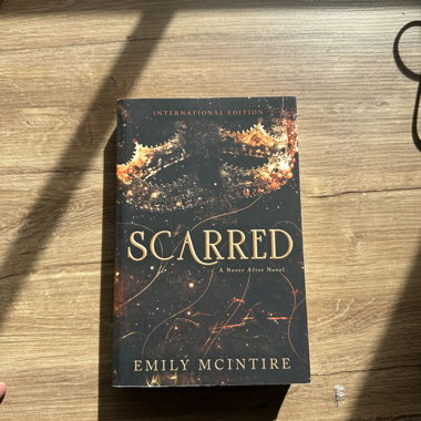 Buch Scarred von Emily Mcintire (Englisch)