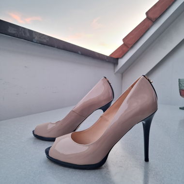 Peep-toe pumps