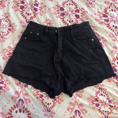 Schwarze Jeansshorts mit Fransaum