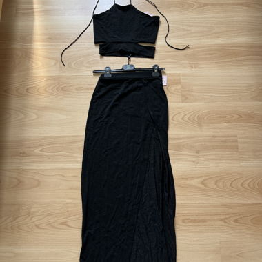 Haut court à bretelles et jupe à paillettes noires