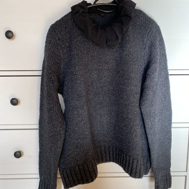 Dunkler Strickpullover