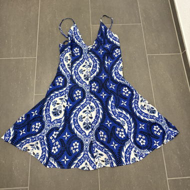 Blau geblümtes Sommerkleid
