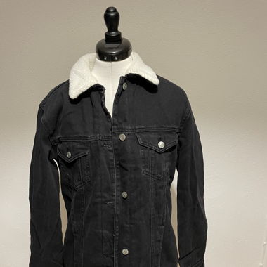 Giacca in denim nero con pelliccia di pecora