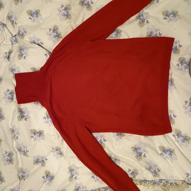 Roter Rollkragenpullover