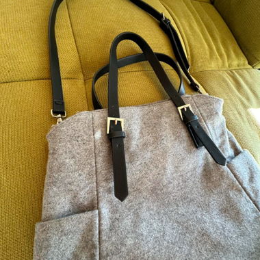 borsa a mano in feltro grigio con manici in finta pelle nera