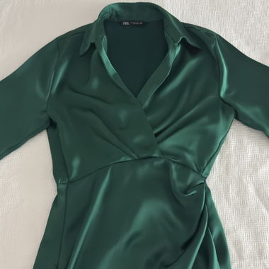 Grünes Satin-Kleid mit Wickeloptik