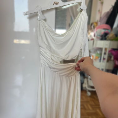 Robe blanche asymétrique