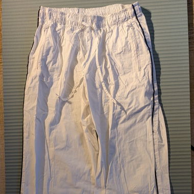 Pantaloni bianchi con strisce nere