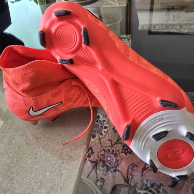 Rote Nike-Fussballschuhe