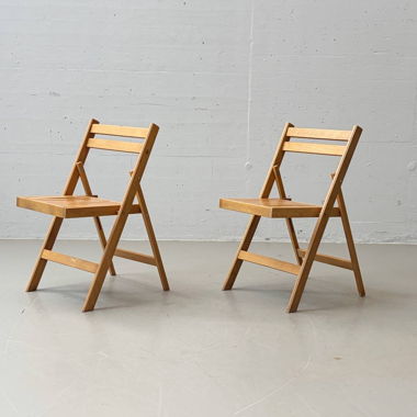 2 chaises pliantes en bois massif, années 1990