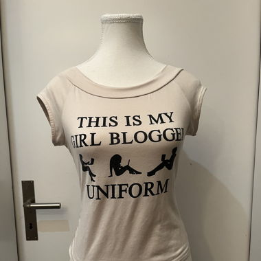 T-shirt Grafica “Girl Blogger Uniform” – Beige