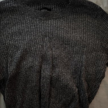 Grauer Strickpullover