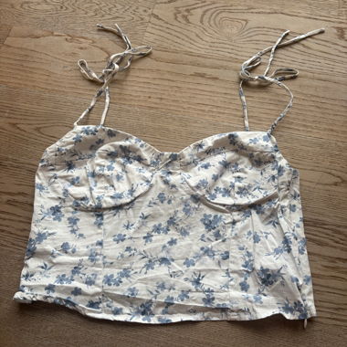 Crop top floreale blu Bershka