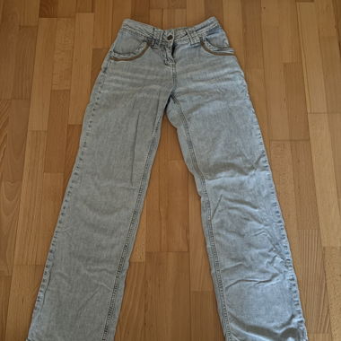 Subdued Low-Waist Jeans
