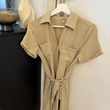 Combinaison courte beige à manches courtes
