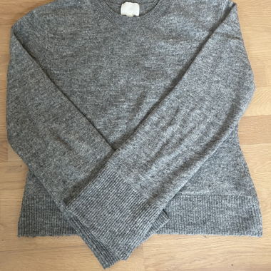 Maglione di maglia grigio