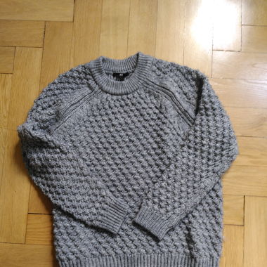 Grauer Oversized Strickpulli