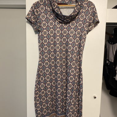 Gemustertes Kleid mit Kragen