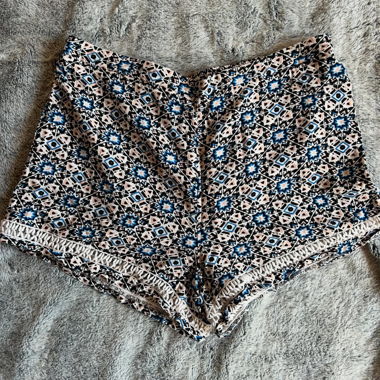 Short à motif avec dentelle 