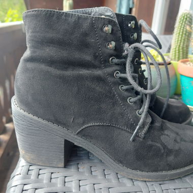 Black boots w/heel 