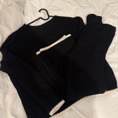 Schwarzer Pulli und Hose