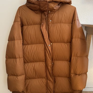 Braune Daunenjacke mit Kapuze