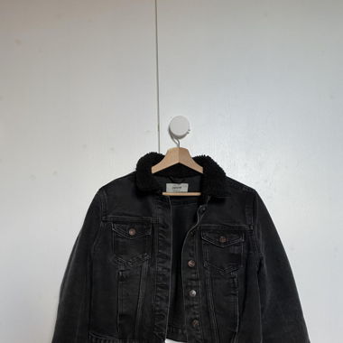 Veste courte en jeans noir, col en fausse fourrure