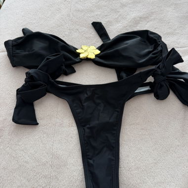 Schwarzer Bikini mit Blumen