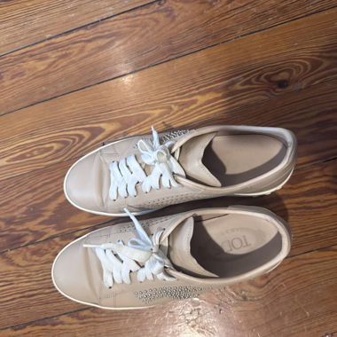 Beige Nieten-Ledersneaker
