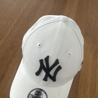 9 FORTY Cap in Weiss